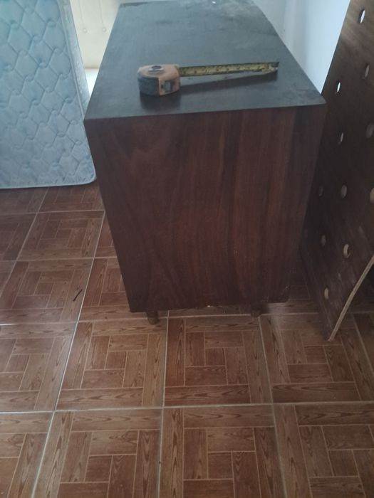 Cómoda madeira com cinco gavetas