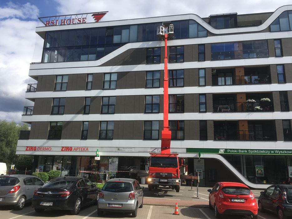 Wynajem podnosnika koszowego. Operator pomaga w koszu!