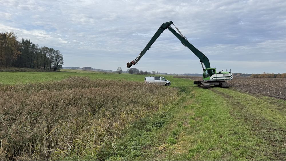 Kopanie i odmulanie stawów, dlugie ramie 18,5m Long Reach cieżki teren