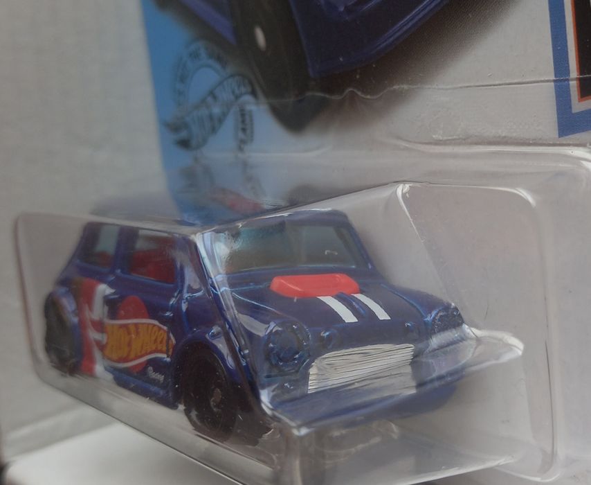Hot wheels saiu no ano 2018  morris mini