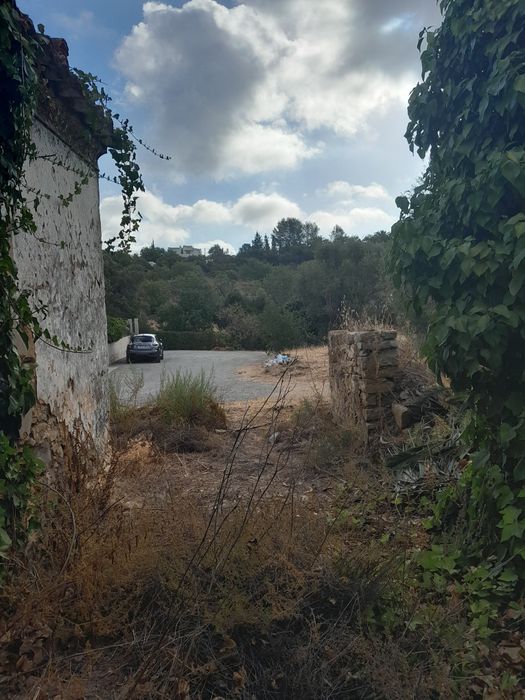 No ALGARVE CASA EM RUÍNAS Pode construir 2  moradias até 300 m2
