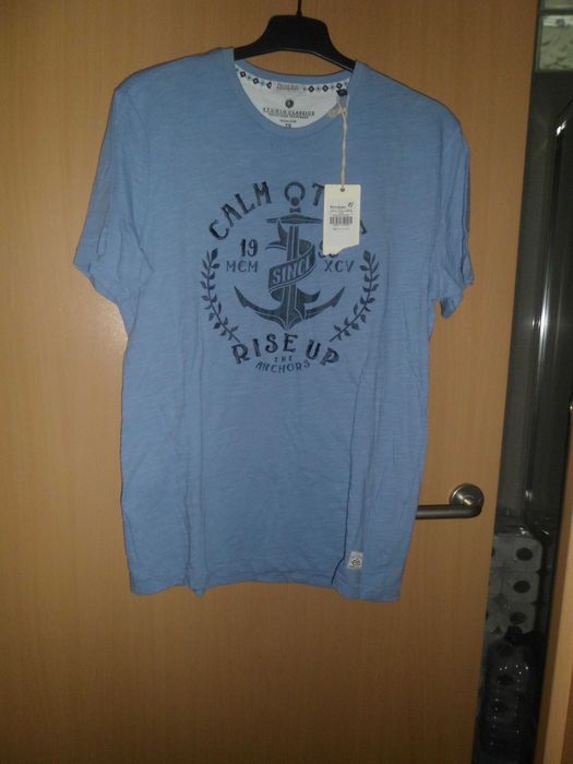 t-shirt nova com etiqueta para rapaz da marca Studio