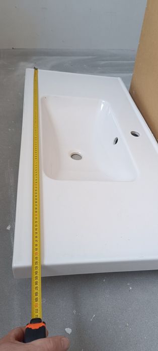 Duża umywalka ceramiczna z odplywem
