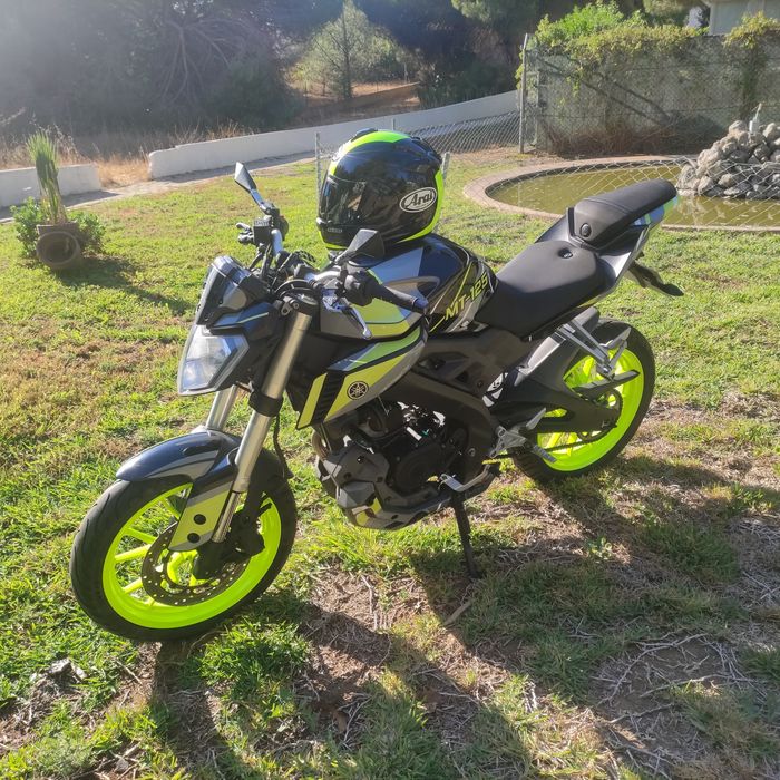 Yamaha MT 125 bom estado com capacete e casaco