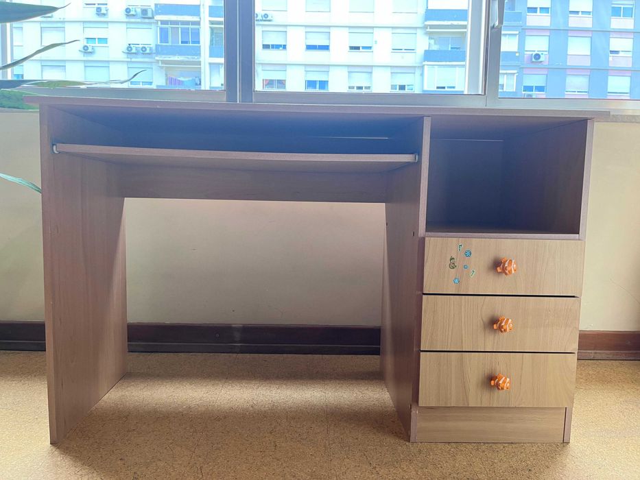 Children's Desk64752334806402120