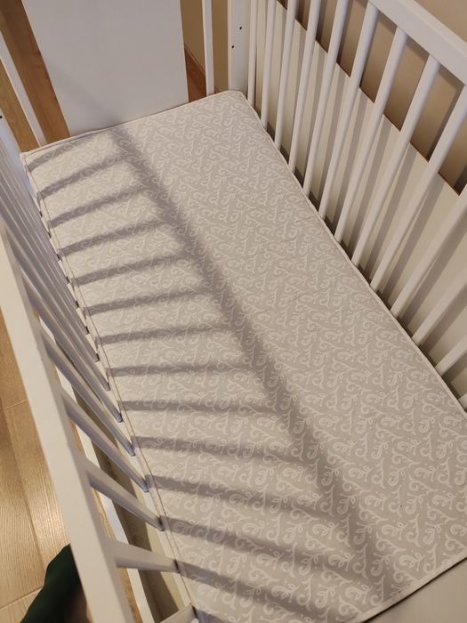 Łóżeczko dziecięce z materacem