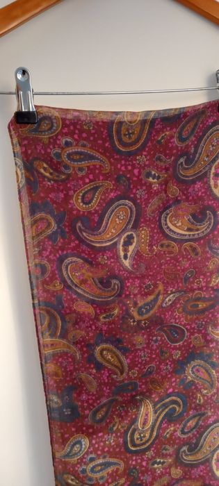 Echarpe Oriflame tons castanhos, azuis e fúcsia