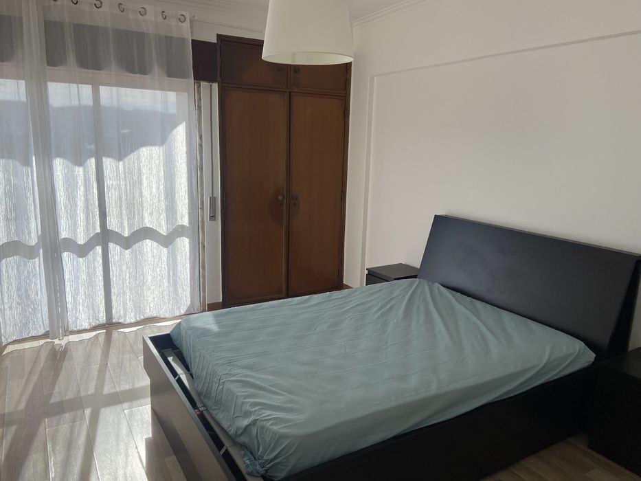 Alugo dois Quartos, com wc e cozinha partilhada