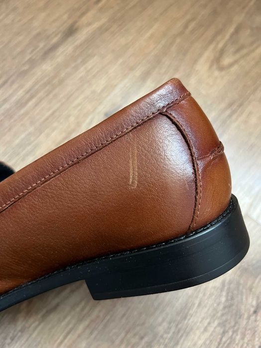 Шкіряні лофери з планкою ZARA (p 43)