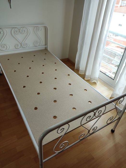 Cama de solteiro em ferro, com colchão e estrado