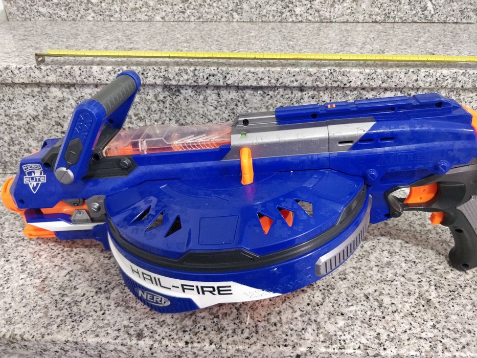 Pistola Nerf Hail Fire com colocação de 5 carregadores