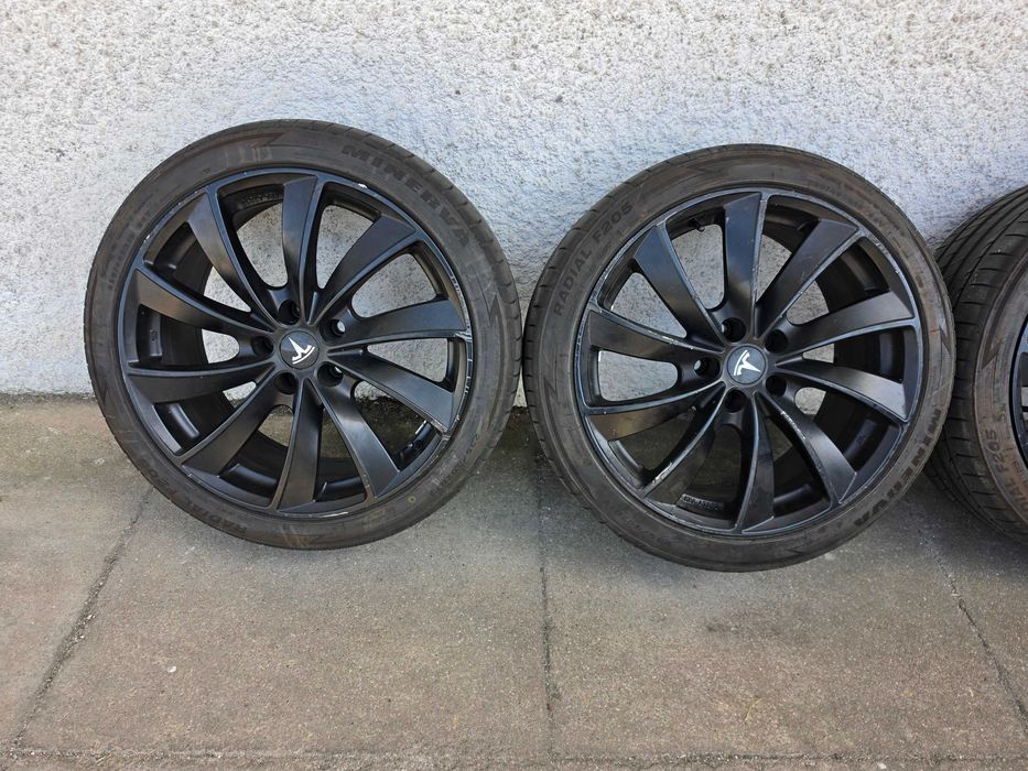 Jantes 19" Tial - KBA 47892 para Tesla - 5x114.3 com Pneus 235.40.19