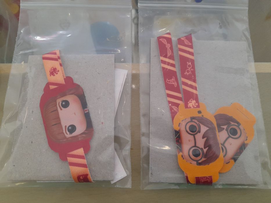 Bonecos DC COMICS Batgirl e Harry Potter Pop Funko kinder Joy