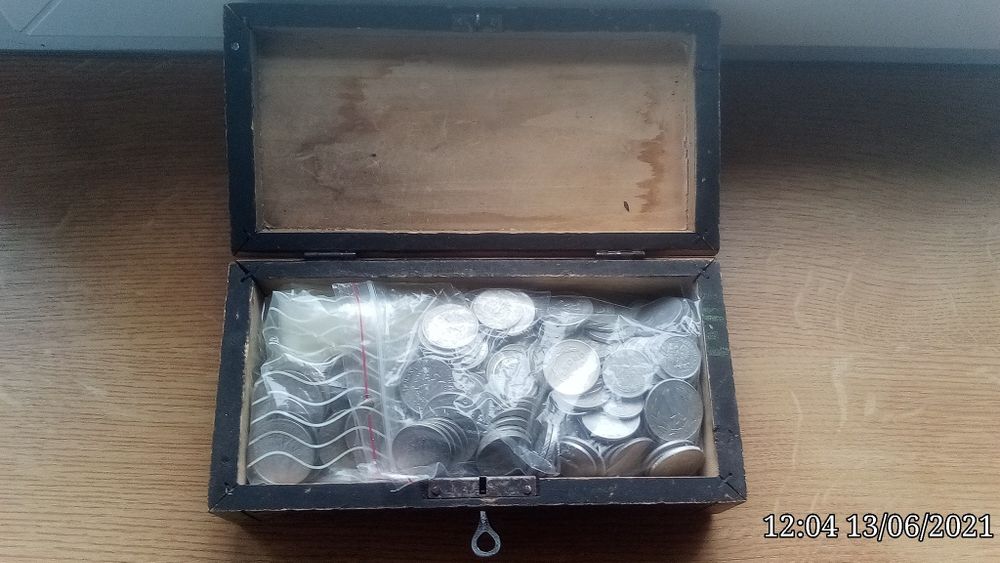 zabytkowa drewniana szkatułka