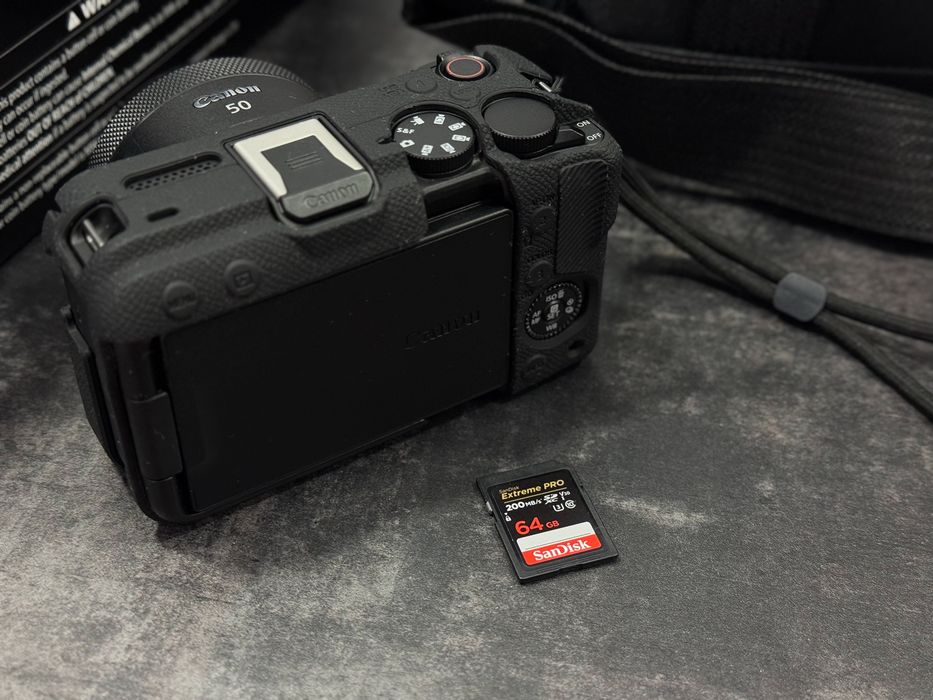 Canon R50V + об’єктив Canon RF 50mm/1.8