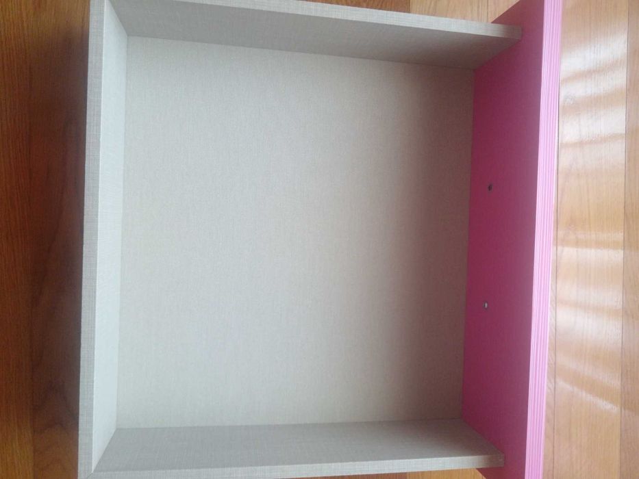 Cama, mesinha de cabeceira e estante, de menina