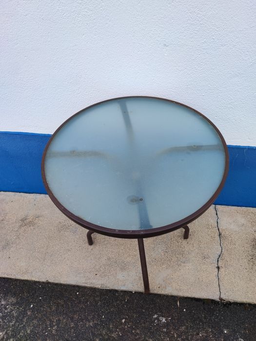 Round table with glass top64740749676929122