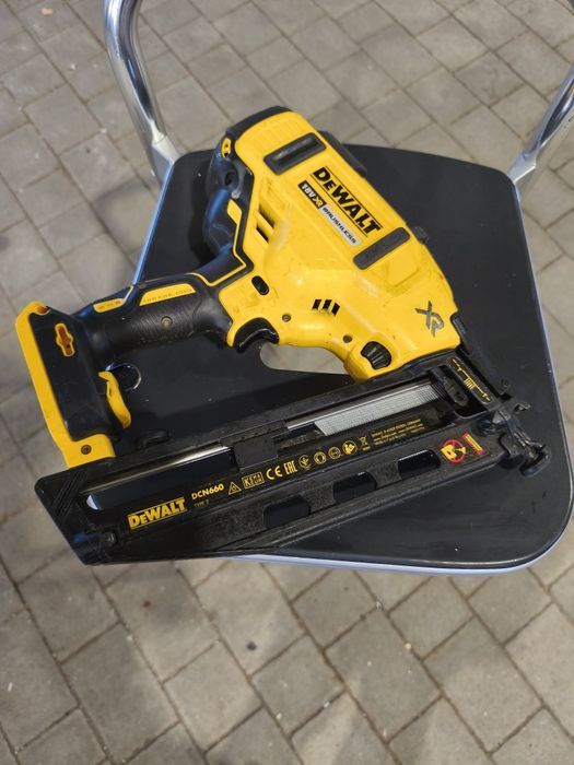 Gwoździarka DeWalt DCN 660