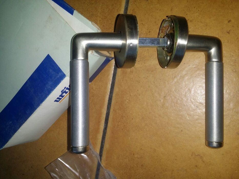 Punhos para portas e binóculo de porta