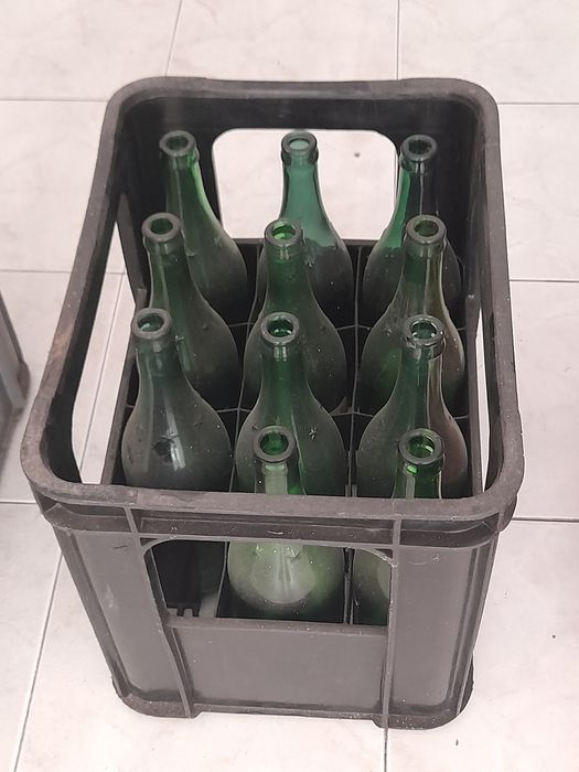 Quatro caixas antigas  de vinho, com as 12 garrafas.