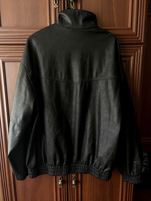 Шкіряний бомбер Bershka