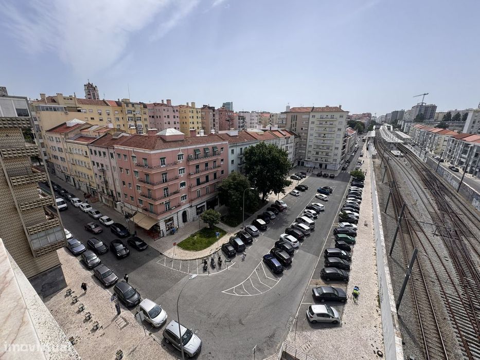 T3 7.º e último andar | Areeiro | Luz, vistas e remodelação integral