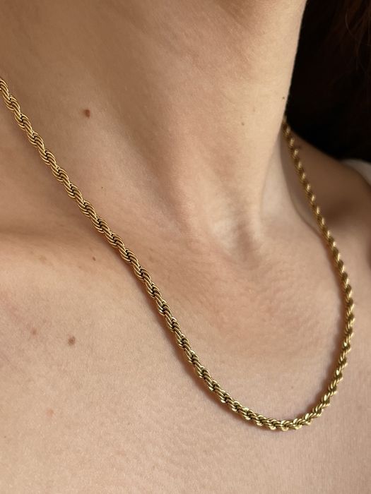 Colar dourado em aço inoxidável