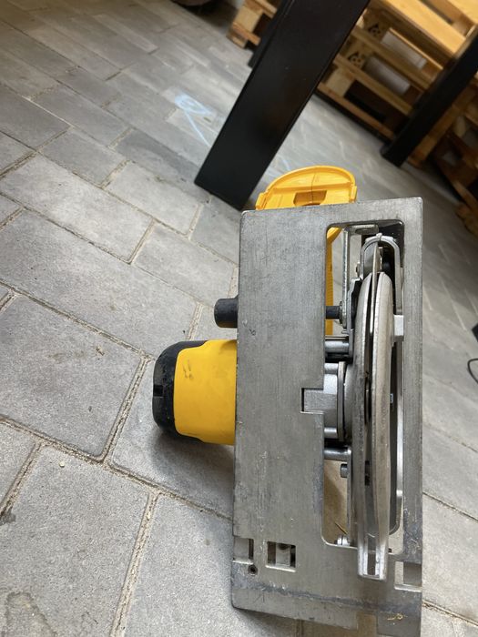 Акумуляторна циркулярна пила DeWALT DC390 (18V, 165 мм)