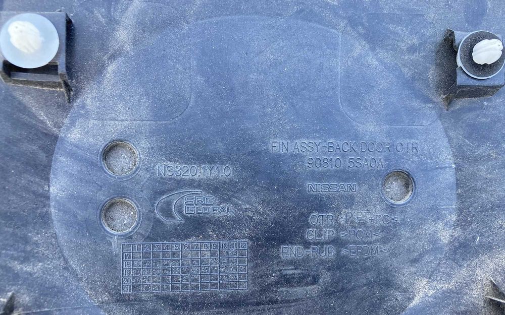 Nissan Leaf ZE1 908105SA0A Накладка кришки багажника