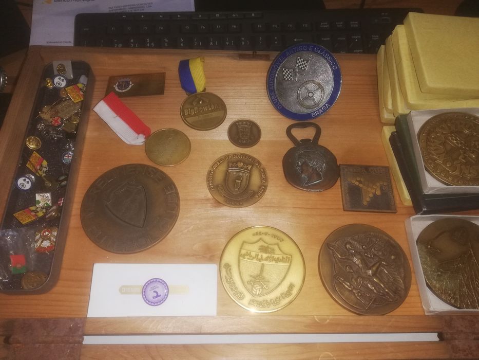Medalhas pins trofeus porta chaves