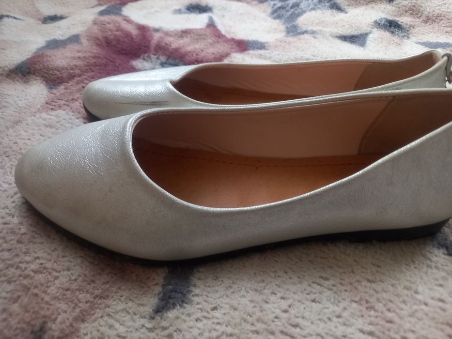 Балетки сріблястого кольору.