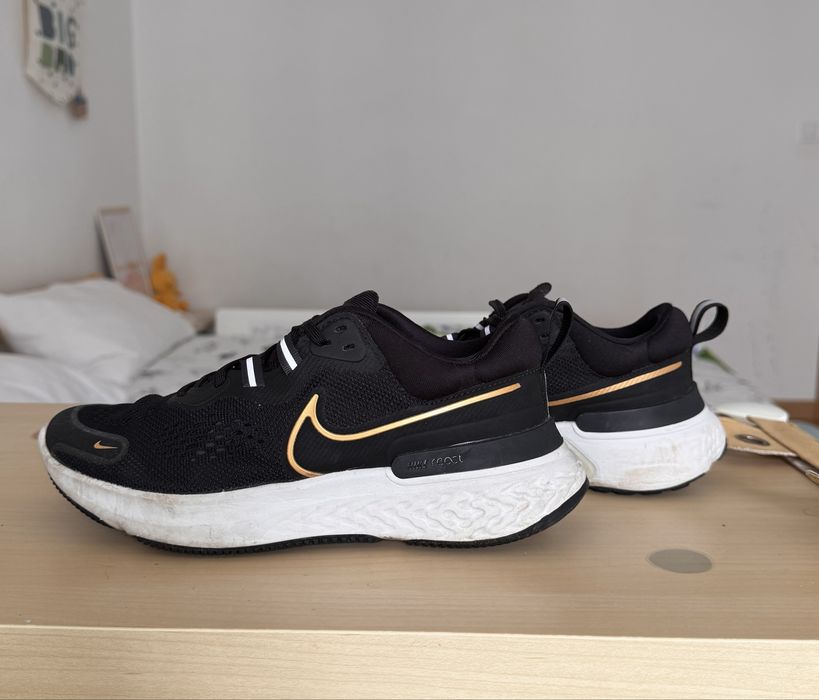 Nike React Infinity Run preto/dourado 38