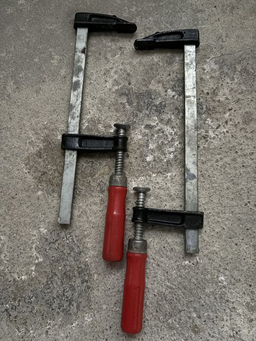 Ściski stolarskie sztuk 2. Długość 22 cm.
