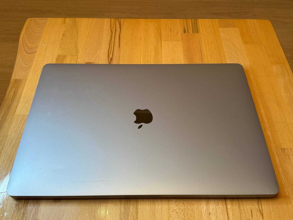 Macbook Pro 16 i9 16 gb ram 512 gb ssd space black