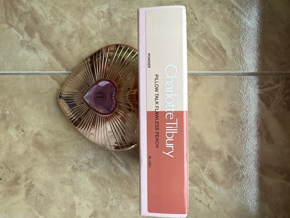 Sprzedam Charlotte Tilbury róż z pudrem limitowana edycja.