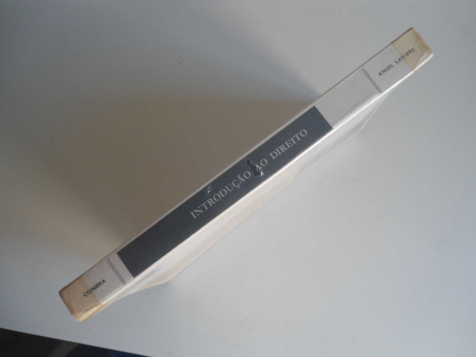 Introdução ao direito por Angel Latorre