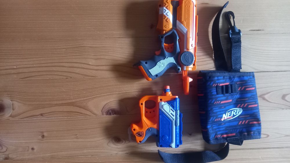 Pistolet Nerf z kaburą plus kieszonkowy.