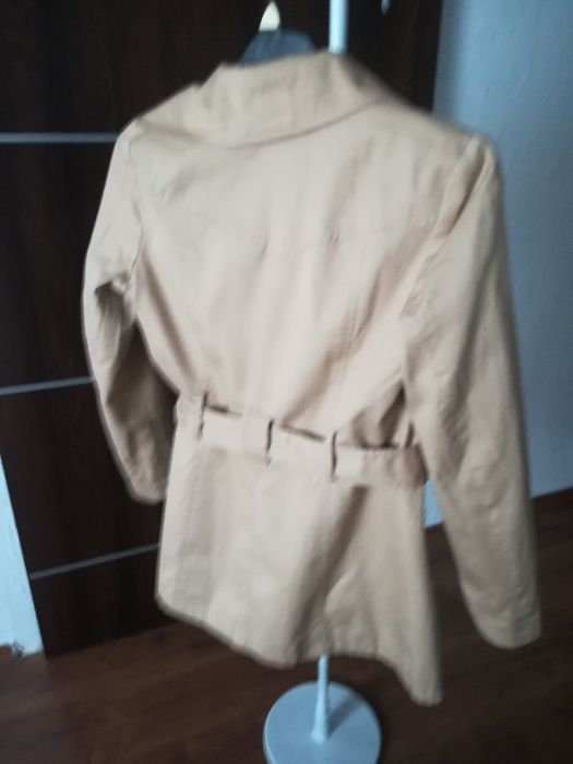 Jasny, beżowy Płaszczyk