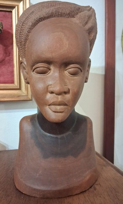 Busto em madeira