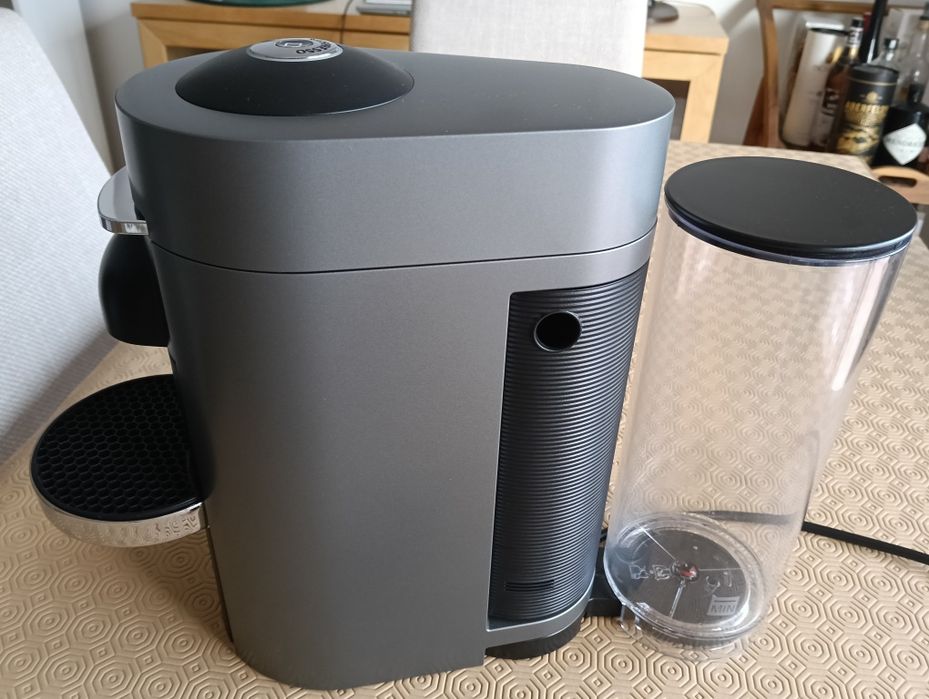 Máquina Nespresso - Modelo  Vertuo Plus Deluxe Titan