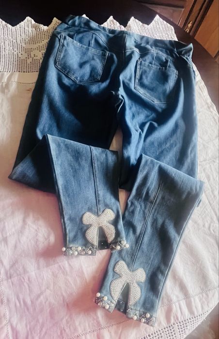 calça ganga com feitios de brilhantes
