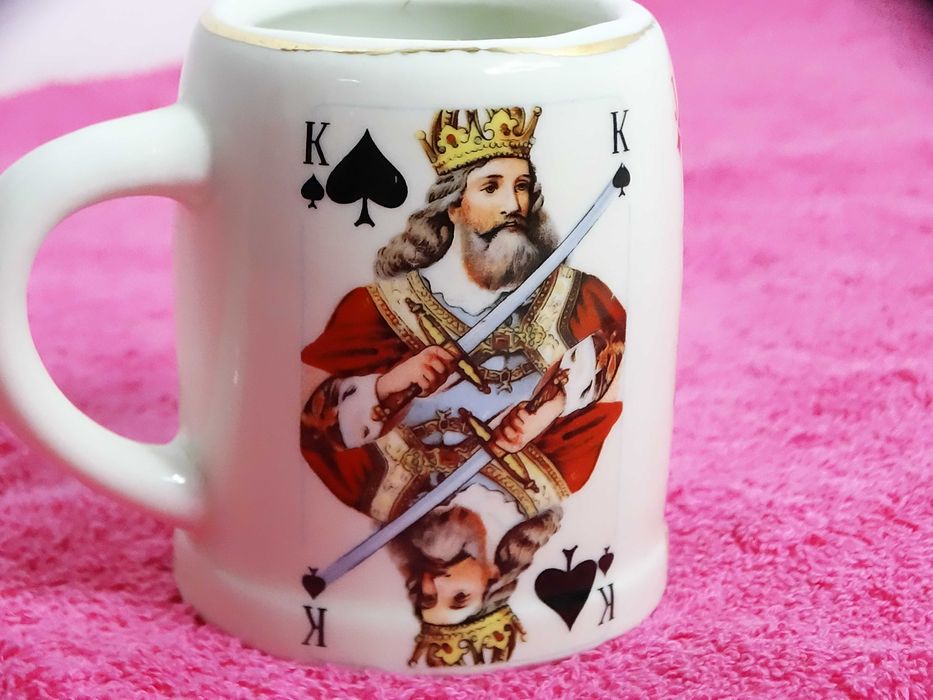 Ceramiczny kubek kufelek z motywem kart do gry – Dama, Król, Walet (Vintage / Retro)