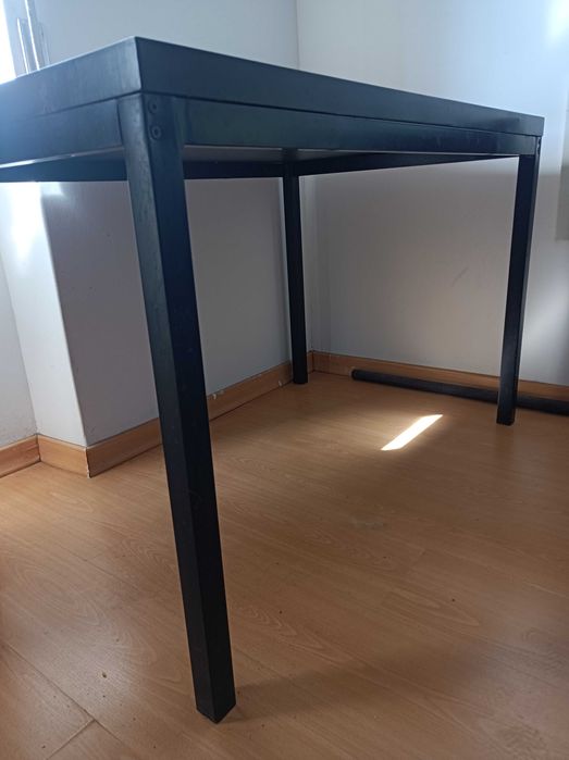 Mesa com tampo de madeira e pés em aço