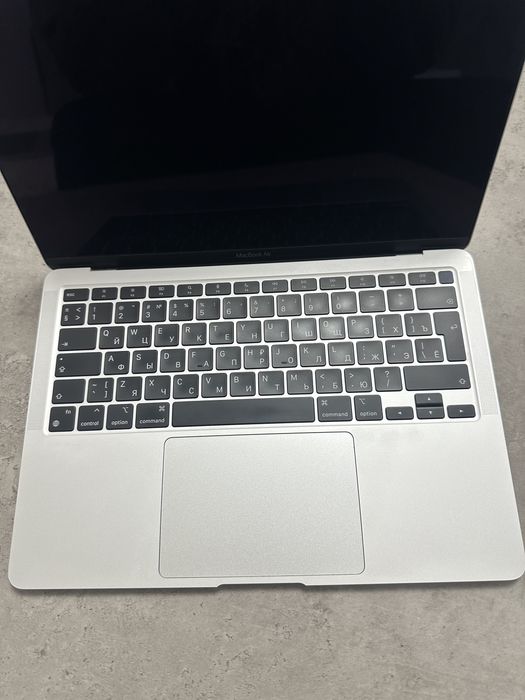 MacBook Air M1 2020 (A2337) — на запчастини / не вмикається
