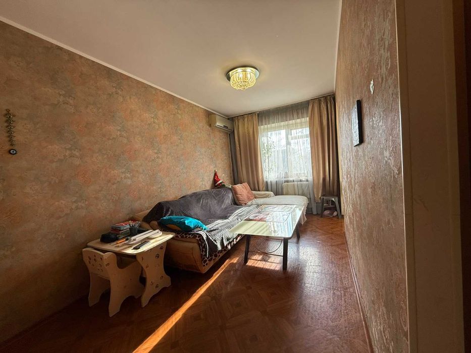 Продам 3-комнатную квартиру в центре города.