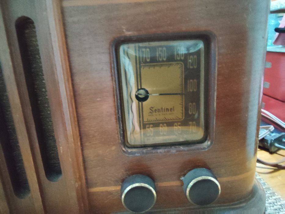 Aparelho de rádio antigo