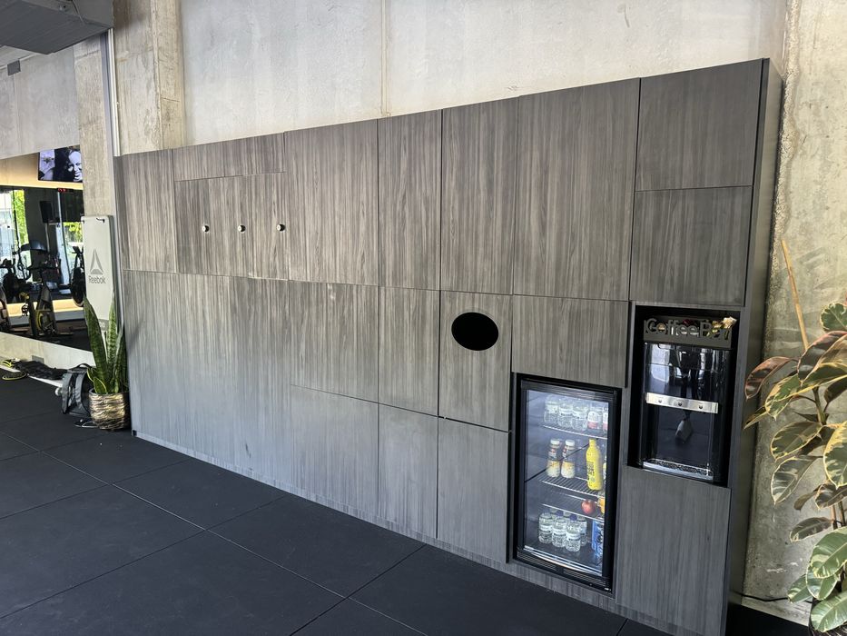 Movel que esta num ginasio mas pode ter outras funcoes. Com 3 cacifos