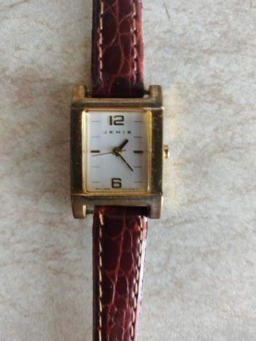 Наручний годинник зі шкіряним ремінцем дуже якісний в робочому стані!