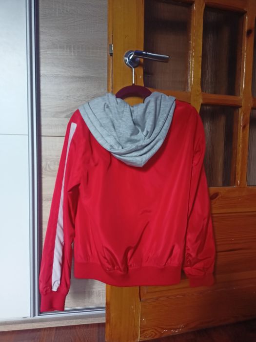 Kurtka wiosenna czerwona z kapturem