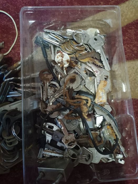 Ключі  приблизно три кіло.